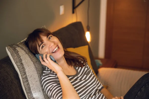 Mulher Seu Quarto Tendo Uma Ótima Conversa Telefone — Fotografia de Stock