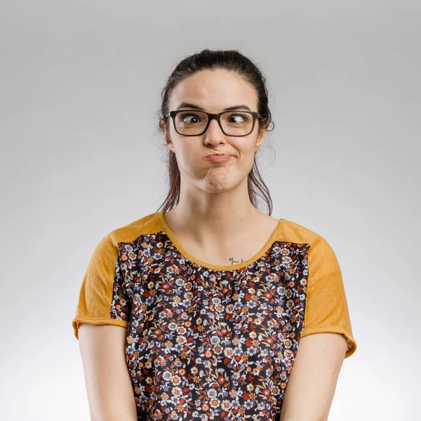 Divertido Retrato Una Chica Haciendo Una Cara Tonta —  Fotos de Stock