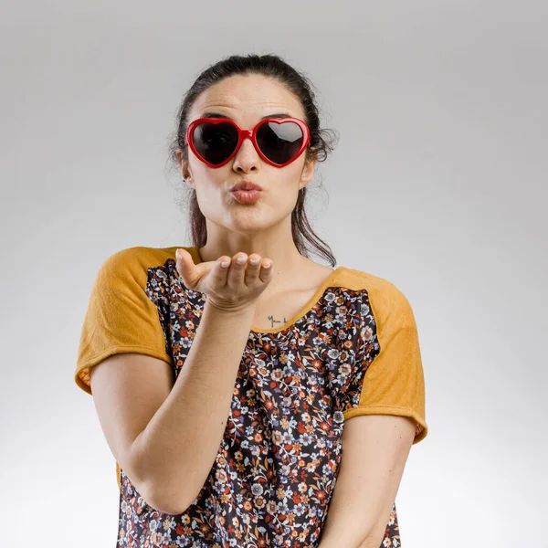 Portret Van Een Schattige Brunnetvrouw Met Een Zonnebril — Stockfoto