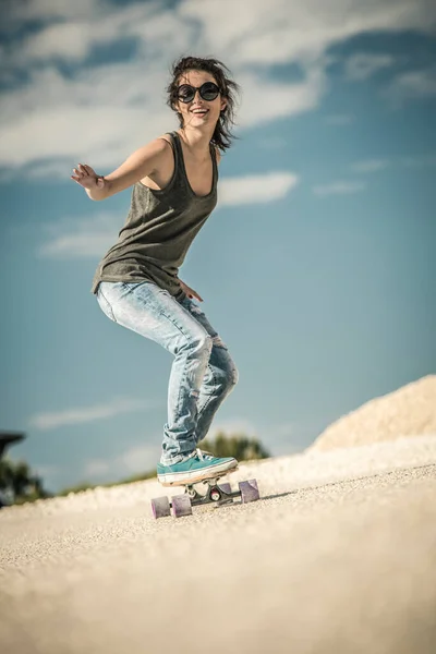 Jeune Femme Sur Route Avec Skateboard — Photo