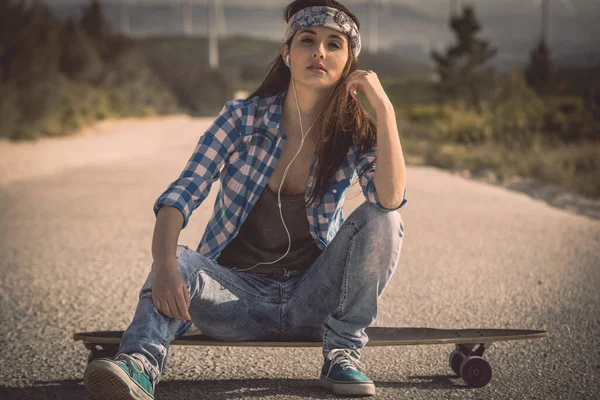 Bella Giovane Skateboarder Ragazza Seduta Sopra Suo Skate — Foto Stock