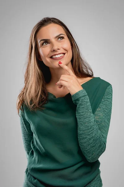 Mooie Vrouw Lachend Met Haar Hand Kin Denkend Aan Iets — Stockfoto