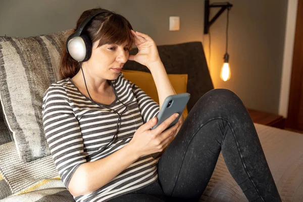 Frau Telefon Mit Depressionssymptomen Bett — Stockfoto