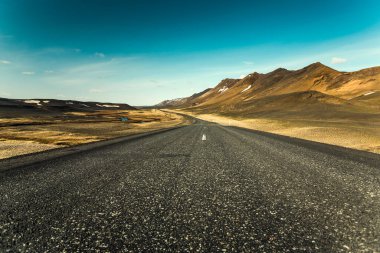 İzlanda 'nın inanılmaz manzaralarında güzel bir yol.