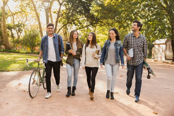 Groupe Étudiants Marchant Ensemble Dans Parc — Photo