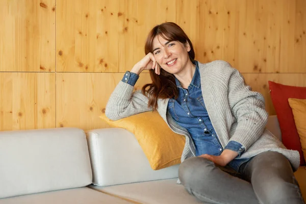 Beautiful Woman Sitting Relaxing Cozy Place — Stock Photo, Image