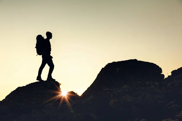 Tiro Homem Andando Sobre Montanhas Pôr Sol — Fotografia de Stock