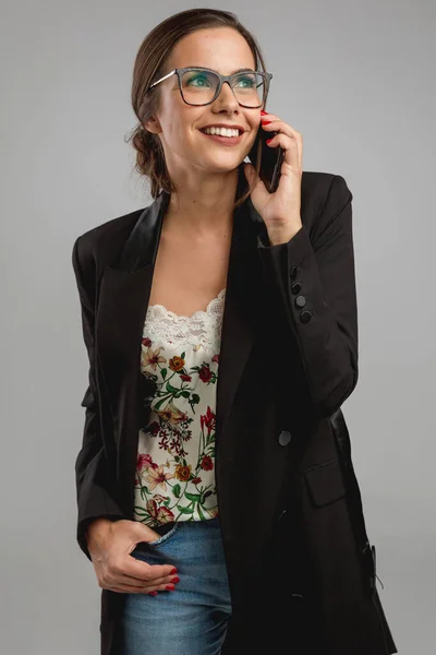 Mujer Caucásica Hablando Por Teléfono Estudio Sonriendo — Foto de Stock