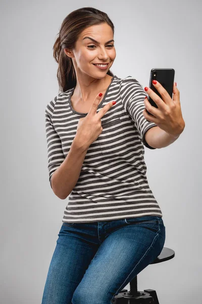 Femme Avec Téléphone Portable Studio Posant Avec Les Doigts Geste — Photo