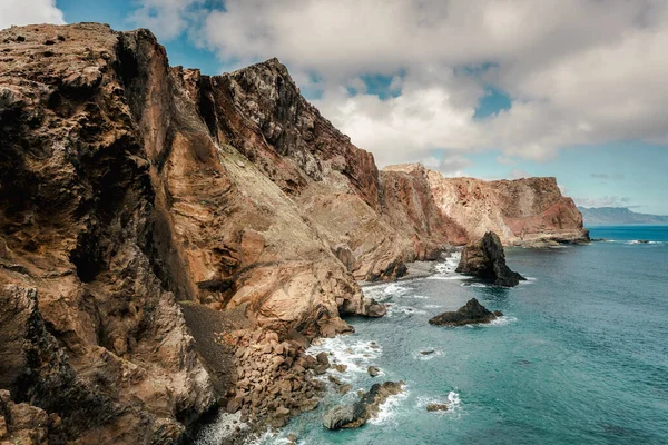マデイラ島 ポンタ ソルレノ ポルトガルの海と崖の山々の美しい景色 — ストック写真