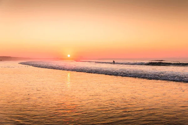 Beau Coucher Soleil Orange Plage Surfeur — Photo