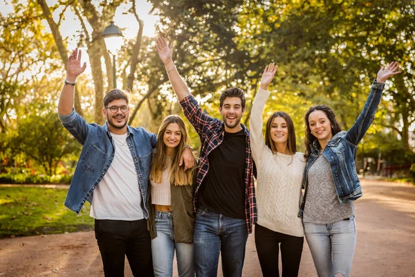 Vriendengroep Herfstpark Poseren Camera Een Glimlach — Stockfoto