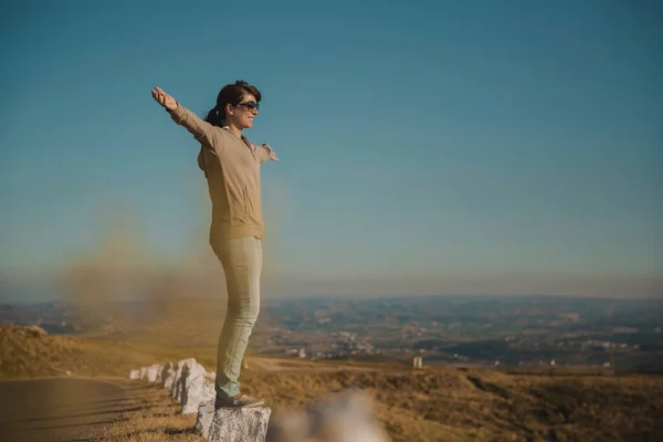 Woman Enjoying Nature Arms Raised — Stock Photo, Image