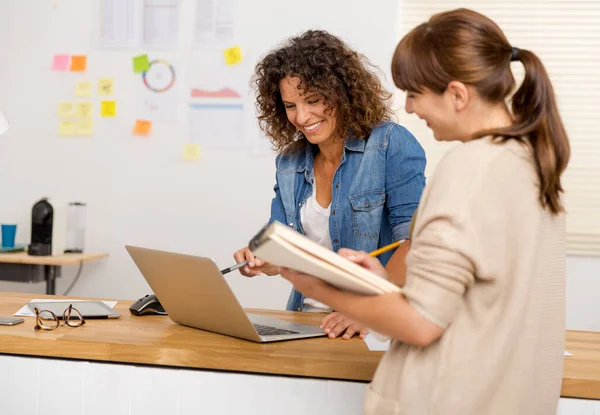 Opname Van Twee Zakenvrouwen Die Samenwerken Een Kantoor — Stockfoto