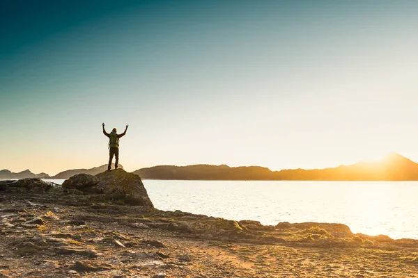 Foto Hombre Disfrutando Vista Costa Atardecer —  Fotos de Stock