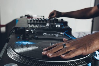 DJ 'in kapanışı gece kulübünde şarkıyı karıştırıyor.