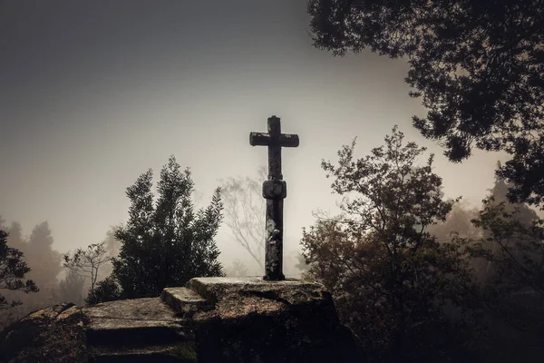 Schuss Eines Schönen Religiösen Steinkreuzes Einem Nebligen Tag — Stockfoto