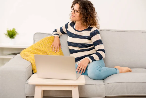 Mulher Bonita Casa Sentada Sofá Trabalhando Com Laptop — Fotografia de Stock