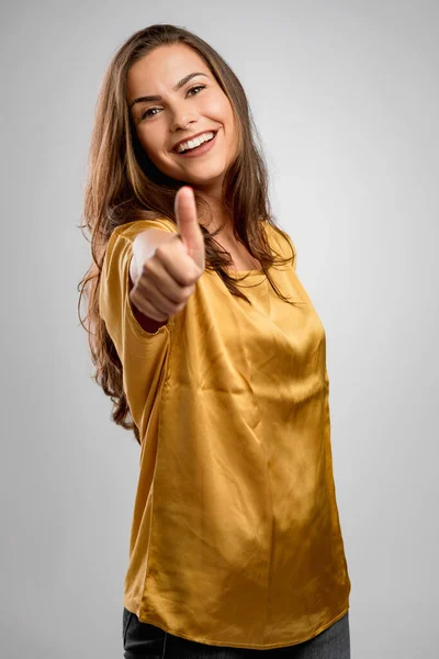 Vacker Ung Kvinna Med Ett Stort Leende Med Tummen Upp — Stockfoto