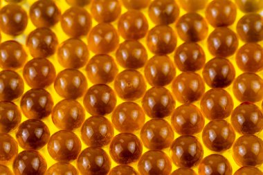 Balık yağı seçici odak arka plan turuncu küresel top Kapsüller