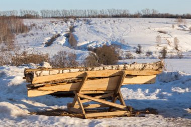 seçici odak ile kış akşamı sehpa üzerinde odun kereste kalanlar