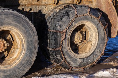 Kış ışığından yük kamyonu tekerlekleri üzerinde Anti-skid zincir