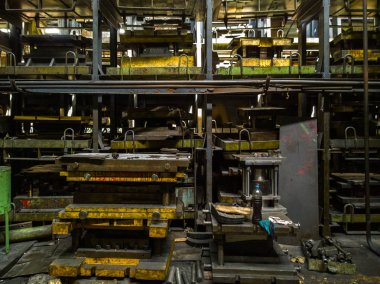 Metal işleme fabrikası içinde büyük pullar raf ile dağınık damgalama Dükkanı