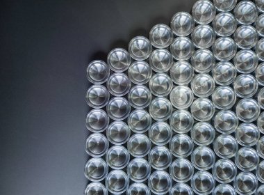 CNC tornalama sonrası parlak metal parçalar, düz yüzeye yukarıdan aşağı düz arka planda yatıyordu