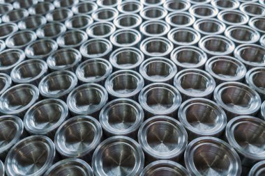 CNC tornalama sonrası parlak metal parçalar, düz yüzey seçici odak kompozisyon arka plan