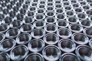 CNC tornalama sonrası parlak metal parçalar, düz yüzey seçici odak kompozisyon arka plan