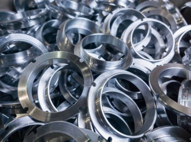 Seçici odaklama ile işlenmiş parlak metal parçaların bir toplu