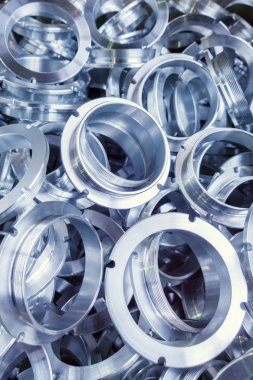 Seçici odaklama ile işlenmiş parlak metal parçaların bir toplu