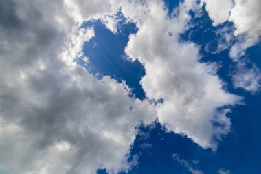 Kıta Avrupası'nda gün ışığında mavi gökyüzünde düzenli bahar bulutları. Filtresiz geniş açılı lensle yukarı çekim.