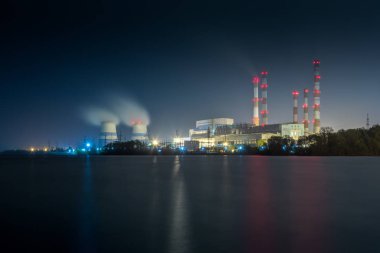 ön planda yapay göl ile gece eski termal 450 megawatt güç santrali