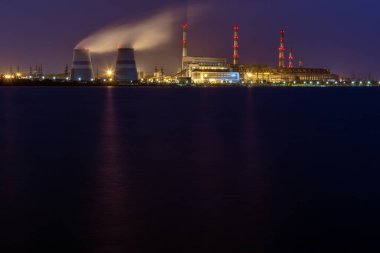 ön planda yapay göl ile gece eski termal 450 megawatt güç santrali