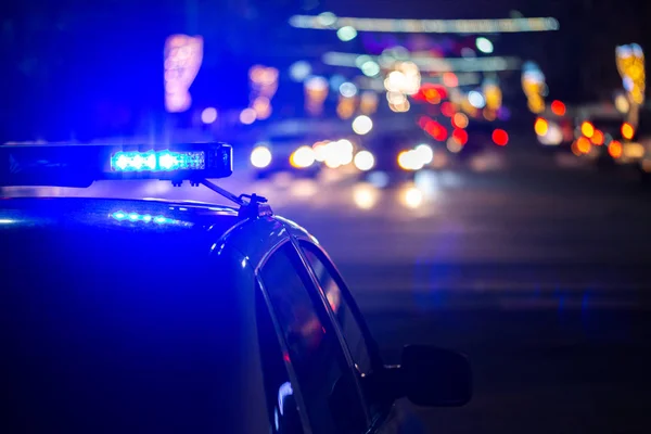 Polizeiauto leuchtet nachts in der Stadt mit selektivem Fokus und Bokeh — Stockfoto
