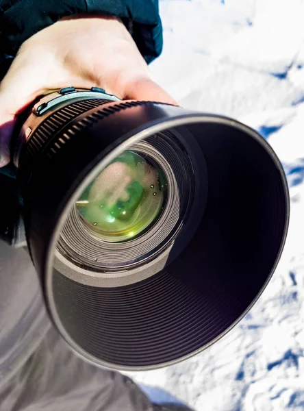 Sudoración teleobjetivo lente de la cámara dslr en la mañana de invierno — Foto de Stock