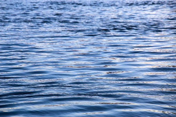 Küçük düz dalgalanmalar ve seçici odak ile soyut su yüzeyi çekim — Stok fotoğraf