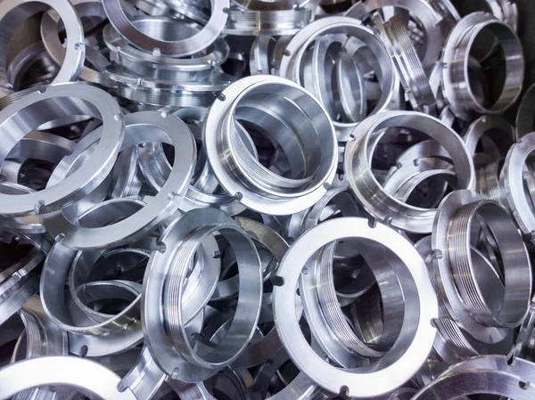 Un lote de piezas de aluminio brillante mecanizado con enfoque selectivo —  Fotos de Stock