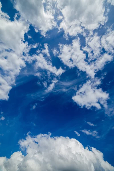 Mixed zenith clouds at noon daylight wide angle shot — Stock Photo, Image