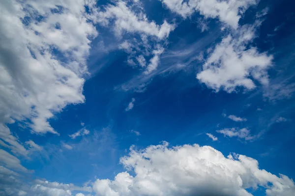 Ανάμεικτα σύννεφα του ζενίθ το μεσημέρι μεγάλη γωνία βολή — Φωτογραφία Αρχείου