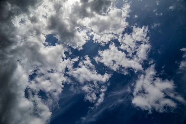 Gemischte Zenitwolken am Mittag Tageslicht Weitwinkelaufnahme — Stockfoto