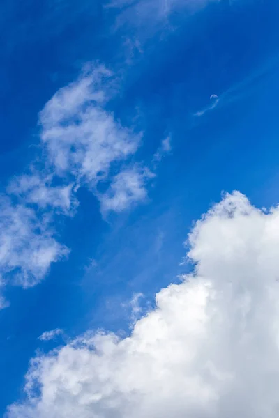 Обычные весенние облака на голубом небе при дневном свете в континентальной Европе. Объектив и поляризационный фильтр . — стоковое фото