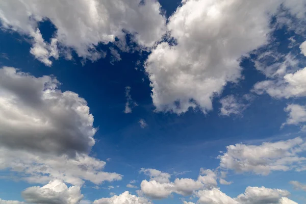 Regelmäßige Frühlingswolken am blauen Himmel bei Tageslicht in Kontinentaleuropa. Nahaufnahme mit Weitwinkelobjektiv ohne Filter. — Stockfoto