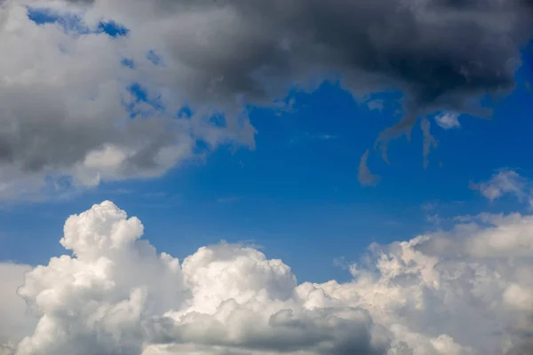 进入风暴特写云景在三月日光在欧洲大陆 — 图库照片