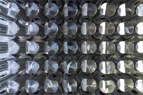 Batch van glanzende metalen onderdelen na CNC draaien en frezen top-down weergave met selectieve focus. — Stockfoto