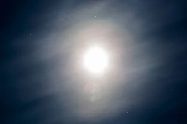 Σωματίδια σκόνης που πετούν στον αέρα στο φόντο του γαλάζιου ουρανού με ήλιο και φτερό σύννεφο την ημέρα της άνοιξης — Φωτογραφία Αρχείου
