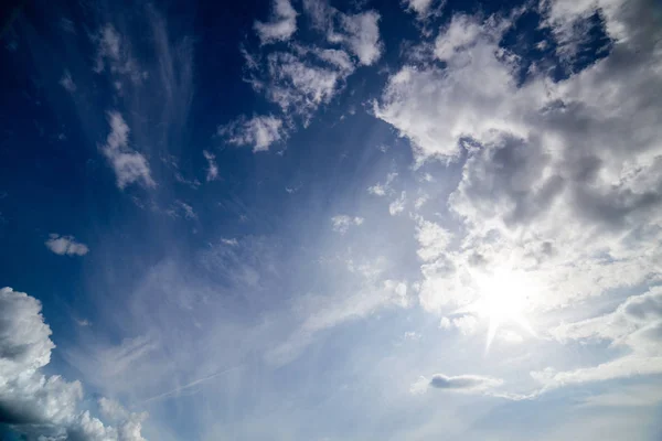 Смешанные зенитные облака в полдень широкоугольный выстрел — стоковое фото