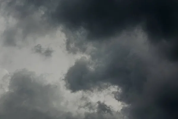 Grigio tempesta in arrivo nuvole buio primo piano sfondo — Foto Stock