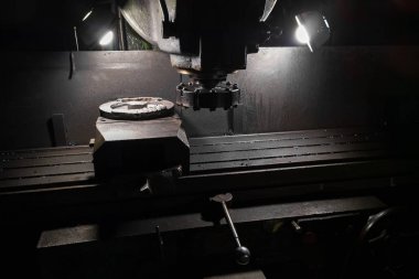Seçici odaklama Noir aydınlatma tarzı çekim eski manuel freze makinesi